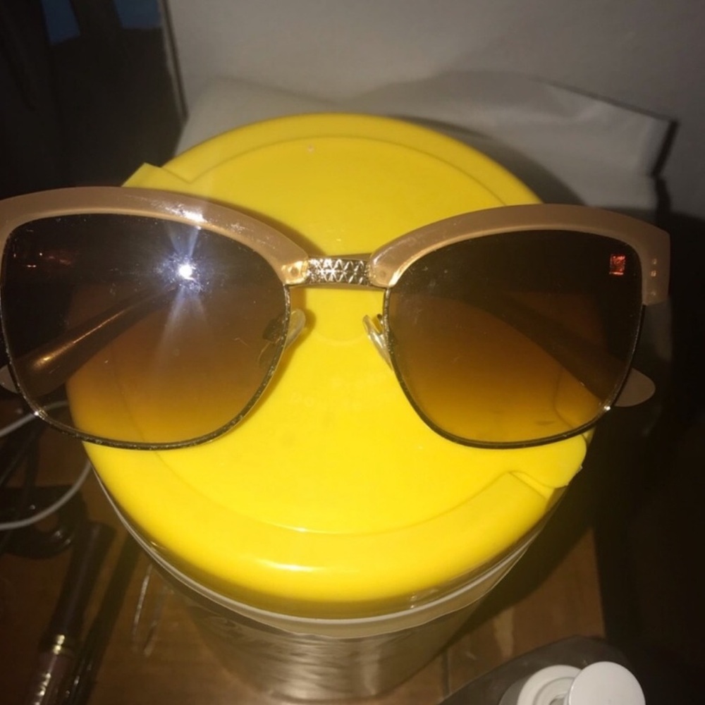 Light brown/gold sunglasses